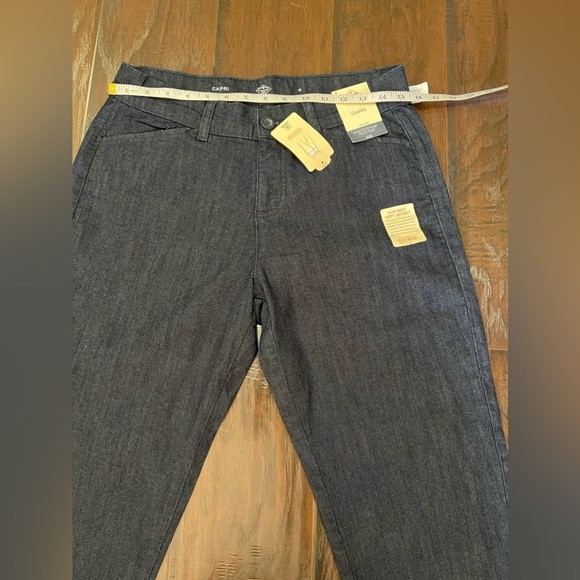 St. John's Bay Women’s Mid Rise Capri Rinse Color Size 4 NWT - Picture 12 of 16